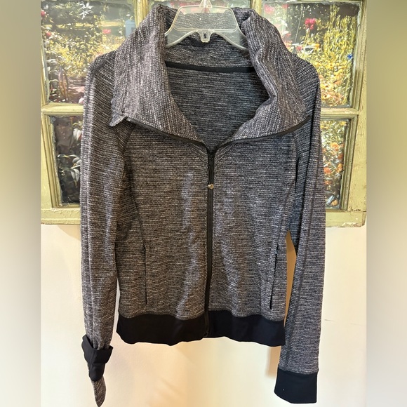 EUC Lululemon Jacket Sz 10 - Picture 1 of 3